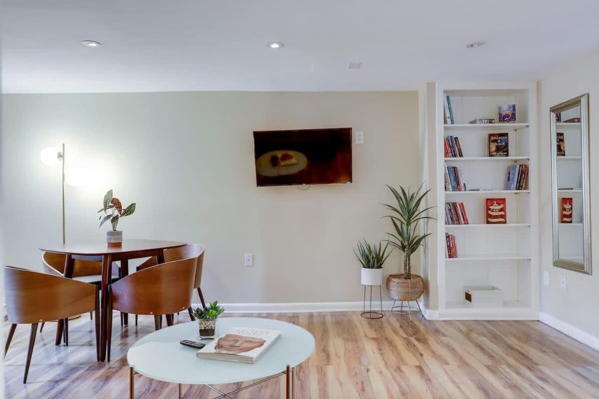 Beautiful 2 Bedroom Across From The House Of Representatives Apartment Washington