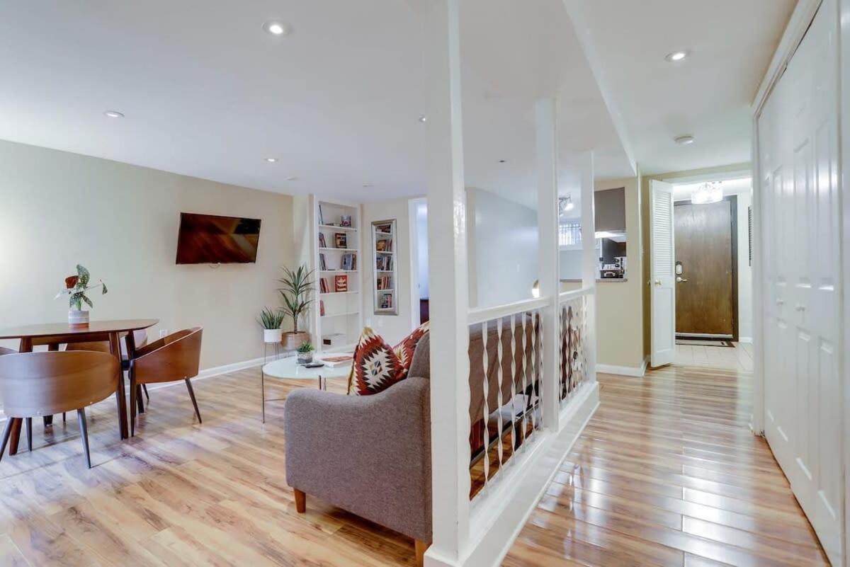 Beautiful 2 Bedroom Across From The House Of Representatives Apartment *