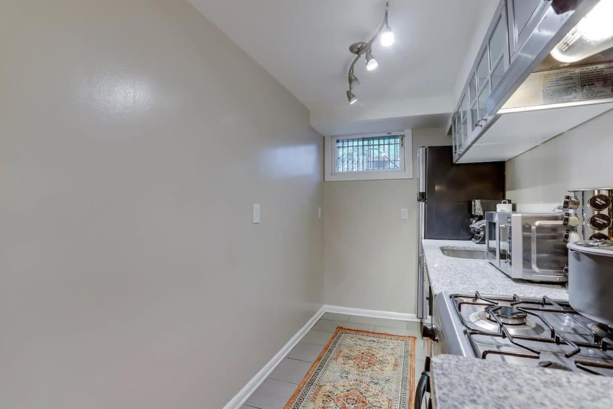 Beautiful 2 Bedroom Across From The House Of Representatives Apartment *