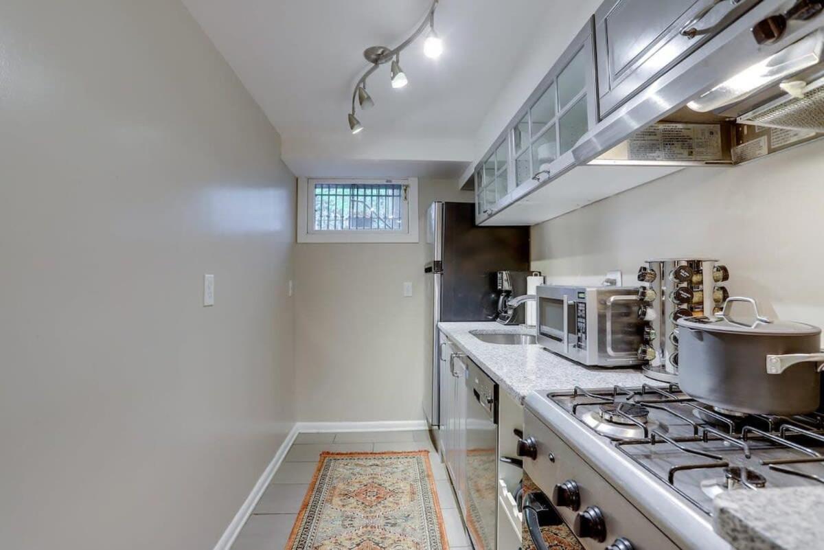Beautiful 2 Bedroom Across From The House Of Representatives Apartment *